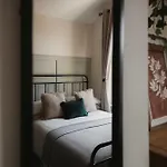 Spacious Five Bedroom House With Garden *