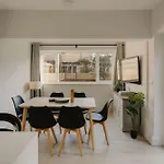 Будинок відпочинку Spacious Five Bedroom House With Garden