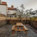Будинок відпочинку Spacious Five Bedroom House With Garden Бристоль