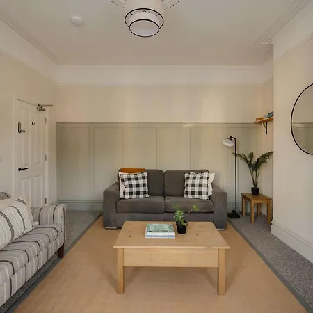 Spacious Five Bedroom House With Garden * Бристоль