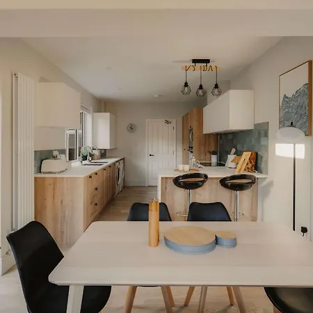 Spacious Five Bedroom House With Garden Бристоль