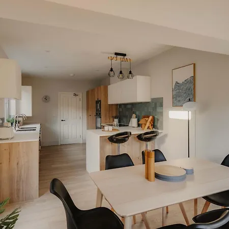 Spacious Five Bedroom House With Garden Будинок відпочинку Бристоль