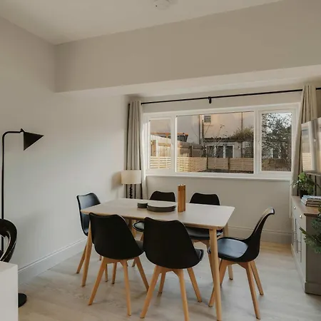 Spacious Five Bedroom House With Garden Бристоль