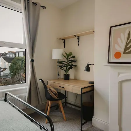 Spacious Five Bedroom House With Garden
