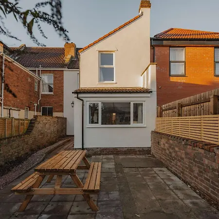 Spacious Five Bedroom House With Garden *