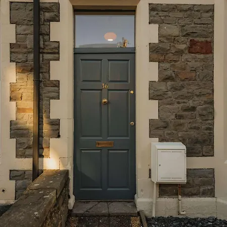 Spacious Five Bedroom House With Garden