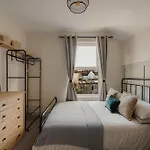 Spacious Five Bedroom House With Garden * Бристоль