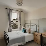 Spacious Five Bedroom House With Garden Дом отдыха *