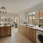 Spacious Five Bedroom House With Garden
