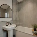 Дом отдыха Spacious Five Bedroom House With Garden *