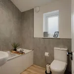 Spacious Five Bedroom House With Garden Дом отдыха *