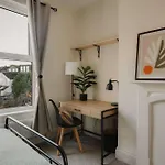 Spacious Five Bedroom House With Garden