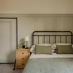 Дом отдыха Spacious Five Bedroom House With Garden Бристоль