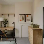Spacious Five Bedroom House With Garden Бристоль