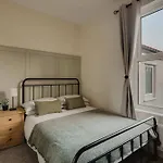 Spacious Five Bedroom House With Garden Σπίτι διακοπών *