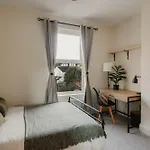 Spacious Five Bedroom House With Garden Бристоль