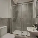 Spacious Five Bedroom House With Garden