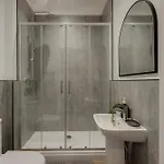 Spacious Five Bedroom House With Garden *