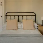 Spacious Five Bedroom House With Garden Bristol
