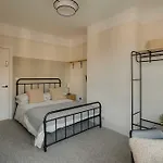 Spacious Five Bedroom House With Garden Дом отдыха *