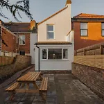Spacious Five Bedroom House With Garden *
