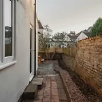 Σπίτι διακοπών Spacious Five Bedroom House With Garden