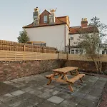 Σπίτι διακοπών Spacious Five Bedroom House With Garden