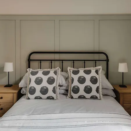 Spacious Five Bedroom House With Garden