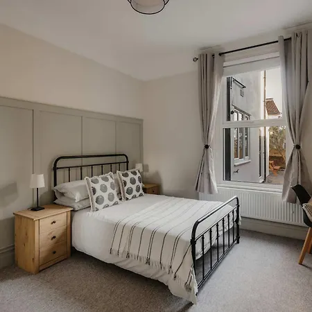 Spacious Five Bedroom House With Garden * Bristol