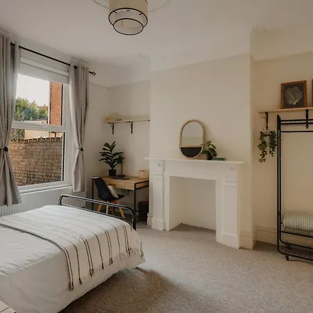 Hébergement de vacances Spacious Five Bedroom House With Garden *