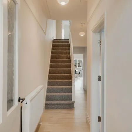 Feriehus Spacious Five Bedroom House With Garden *