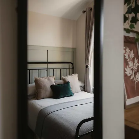 Spacious Five Bedroom House With Garden *