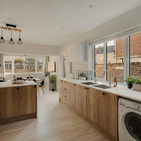 Spacious Five Bedroom House With Garden