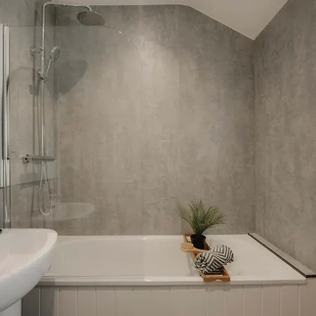 Spacious Five Bedroom House With Garden 別荘