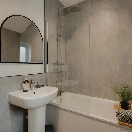 別荘 Spacious Five Bedroom House With Garden *