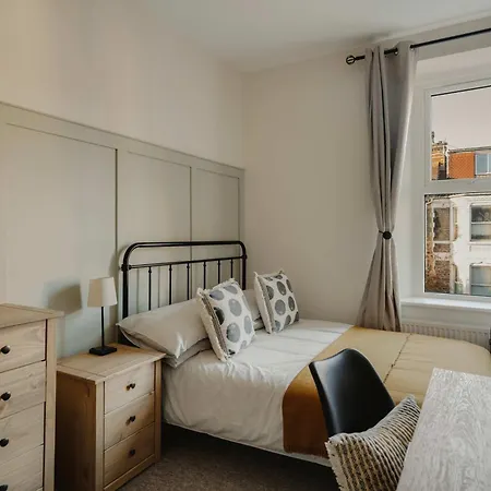 別荘 Spacious Five Bedroom House With Garden ブリストル