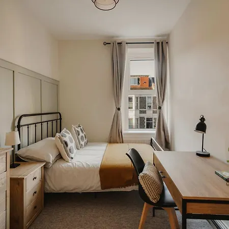 Spacious Five Bedroom House With Garden * Bristol