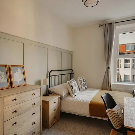 Spacious Five Bedroom House With Garden * Bristol