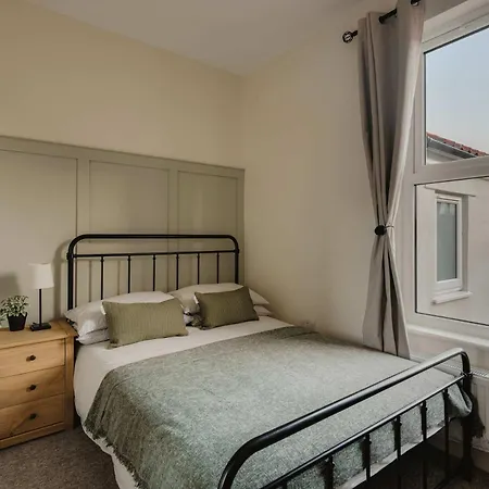 Spacious Five Bedroom House With Garden Hébergement de vacances *