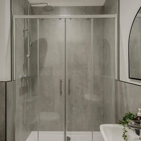 Spacious Five Bedroom House With Garden 別荘 *