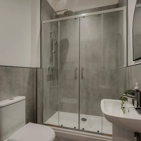 Spacious Five Bedroom House With Garden