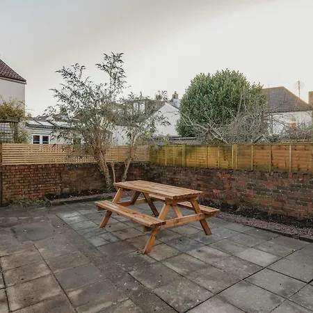 Spacious Five Bedroom House With Garden *