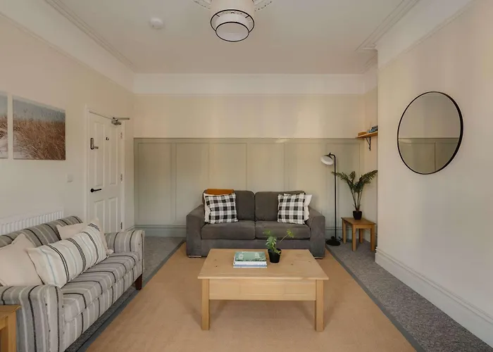 Spacious Five Bedroom House With Garden * Bristol