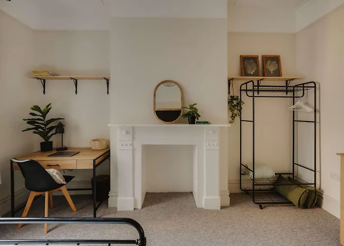 Spacious Five Bedroom House With Garden Hébergement de vacances *