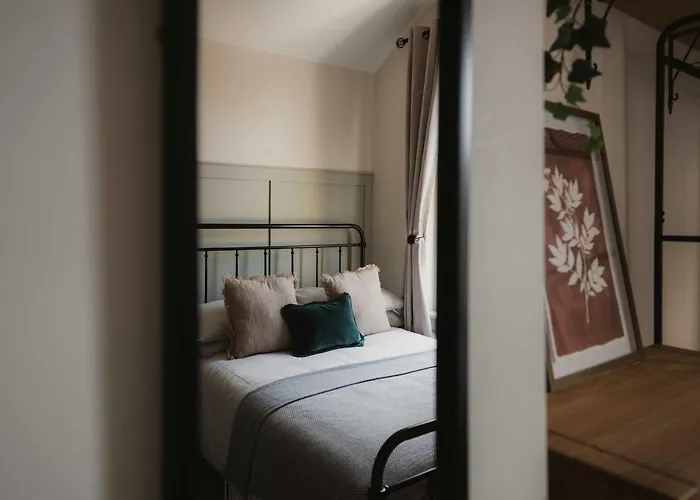 Spacious Five Bedroom House With Garden *