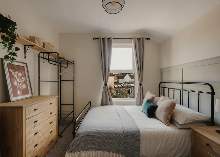 Spacious Five Bedroom House With Garden * Bristol