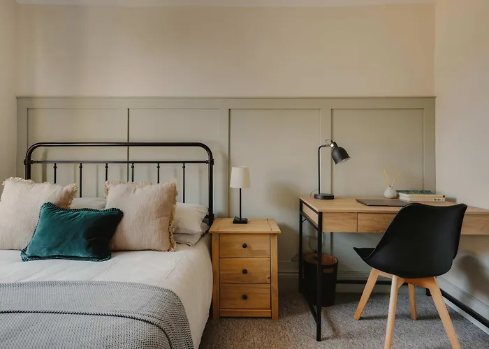 Spacious Five Bedroom House With Garden * Bristol