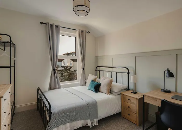 Spacious Five Bedroom House With Garden Nyaraló *