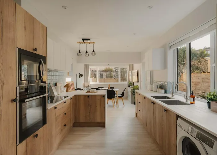 Nyaraló Spacious Five Bedroom House With Garden Bristol