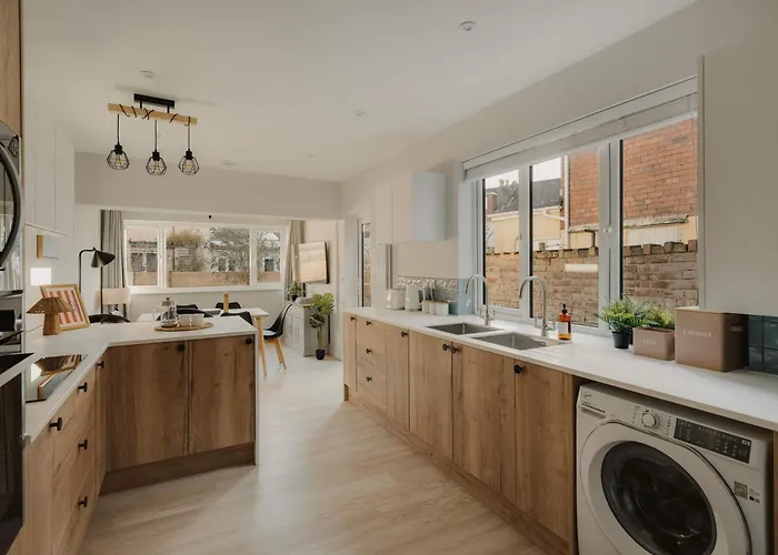 Spacious Five Bedroom House With Garden